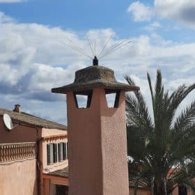 ¡Protege tus superficies de las molestas heces de aves con nuestro Ahuyentador de Aves Multiusos: simple, efectivo y confiable!