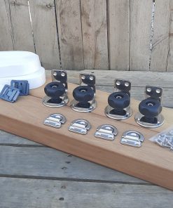 El soporte perfecto para bote ofrece una forma sencilla y segura de transportar un bote, moto acuática o similar mientras se conduce en la plataforma de baño mediante el montaje permanente de arandelas de cubierta redondas y atornillando el soporte con tornillos de agarre manual si es necesario.