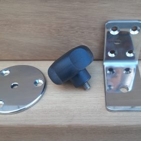 The dinghy bracket is attached to the bathing platform using detachable angle brackets, which are available from SWI-TEC boat accessories.