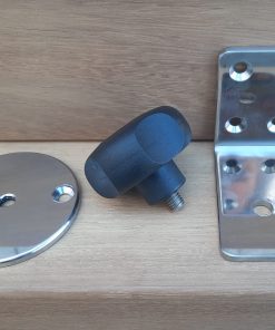 Die Befestigung der Beiboothalterung an der Badeplattform erfolgt mithilfe von abschraubbaren Winkelhalterungen, welche von SWI-TEC Bootszubehör angeboten werden.
