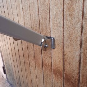 Mit unserer Edelstahl Heckhalterung können Sie sicher und stabil auf die Gangway steigen und an Bord gelangen.