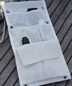 Sicherer Halt: Befestigen Sie die Relingtasche zusätzlich mit Seilen oder Gurten, um sie bei Bedarf fest zu sichern.