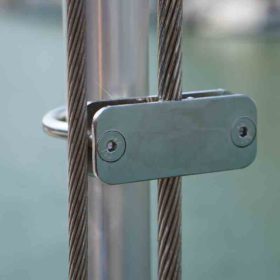 Optisch unauffällig: Die Wantenhalterung macht den Bootshaken an Deck kaum sichtbar.
