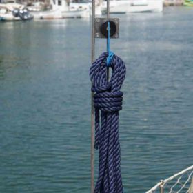 Ordnung und Funktionalität vereint: Mit RopeFix bringen Sie Struktur in Ihre Wanten und ermöglichen schnelleres Trocknen der Leinen.