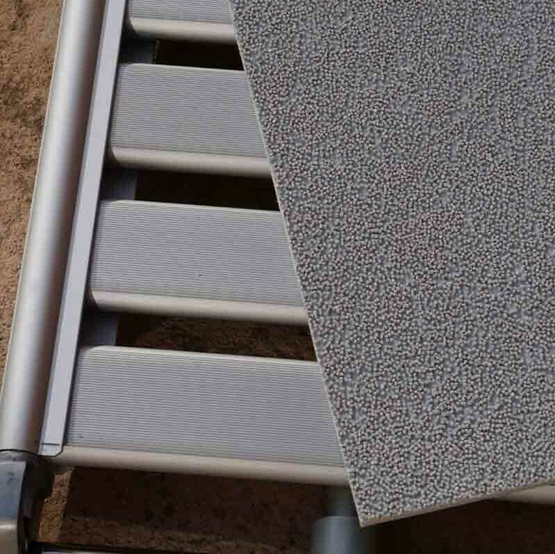 Die Gangwaymatte erleichtert den Gang über die Gangway und nimmt die Unsicherheit, sicher an Bord zu kommen.