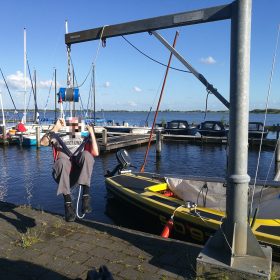 Sportvereine nutzen unseren Mastlift um Menschen im Rollstuhl an Bord zu bringen http://www.vvast.nl/