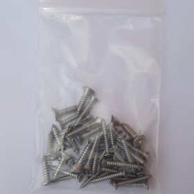 Todos nuestros soportes para botes vienen con tornillos. Todas las opciones de montaje también tienen los tornillos apropiados incluidos en el alcance de la entrega.